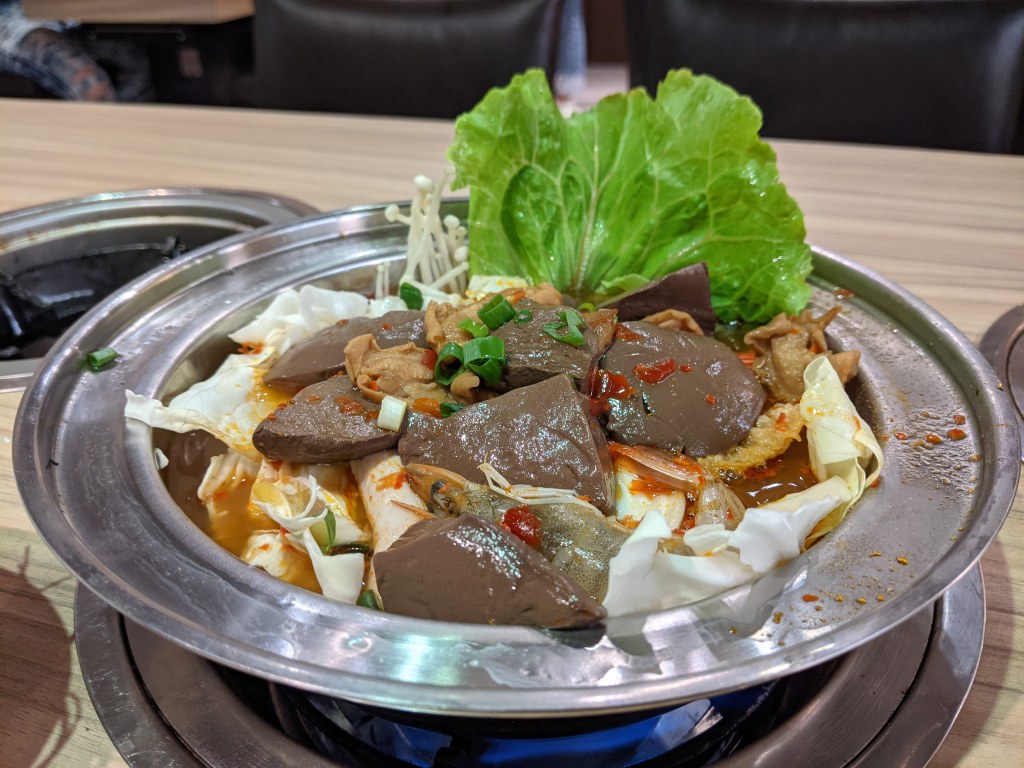 看起來並沒有太辣，但是是鹹香辣兼具的中辣喔喔喔！
而且我都會請他把臭豆腐換成鴨血，這樣我就可以吃好多鴨血棒棒！